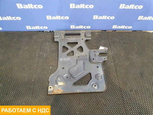 Кронштейн брызговика правый